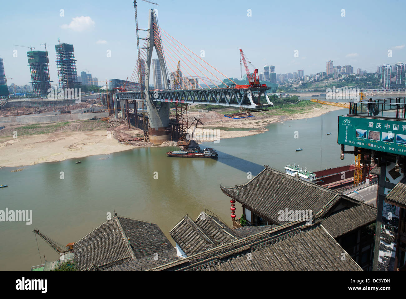 Le Qiansimen Bridge en construction sur la rivière Jialing à Chongqing, Chine. 10-mai-2013 Banque D'Images
