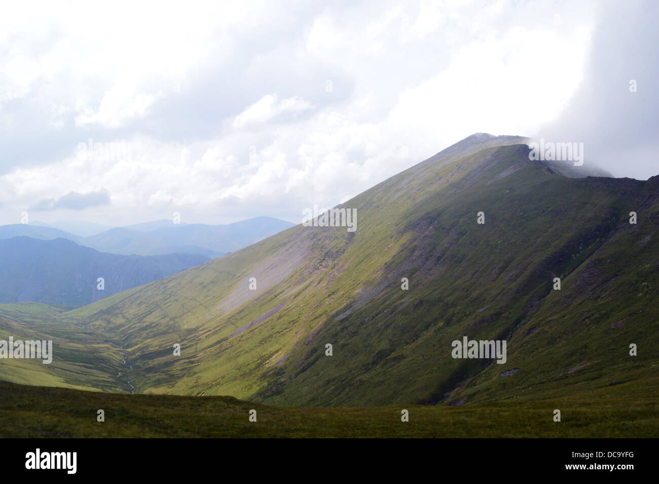 Le Welsh Mountain Elidir Fawr et le glacier de vallée sculptée mcg Dudodyn vu depuis le sentier sur Bwich y Brecan Banque D'Images