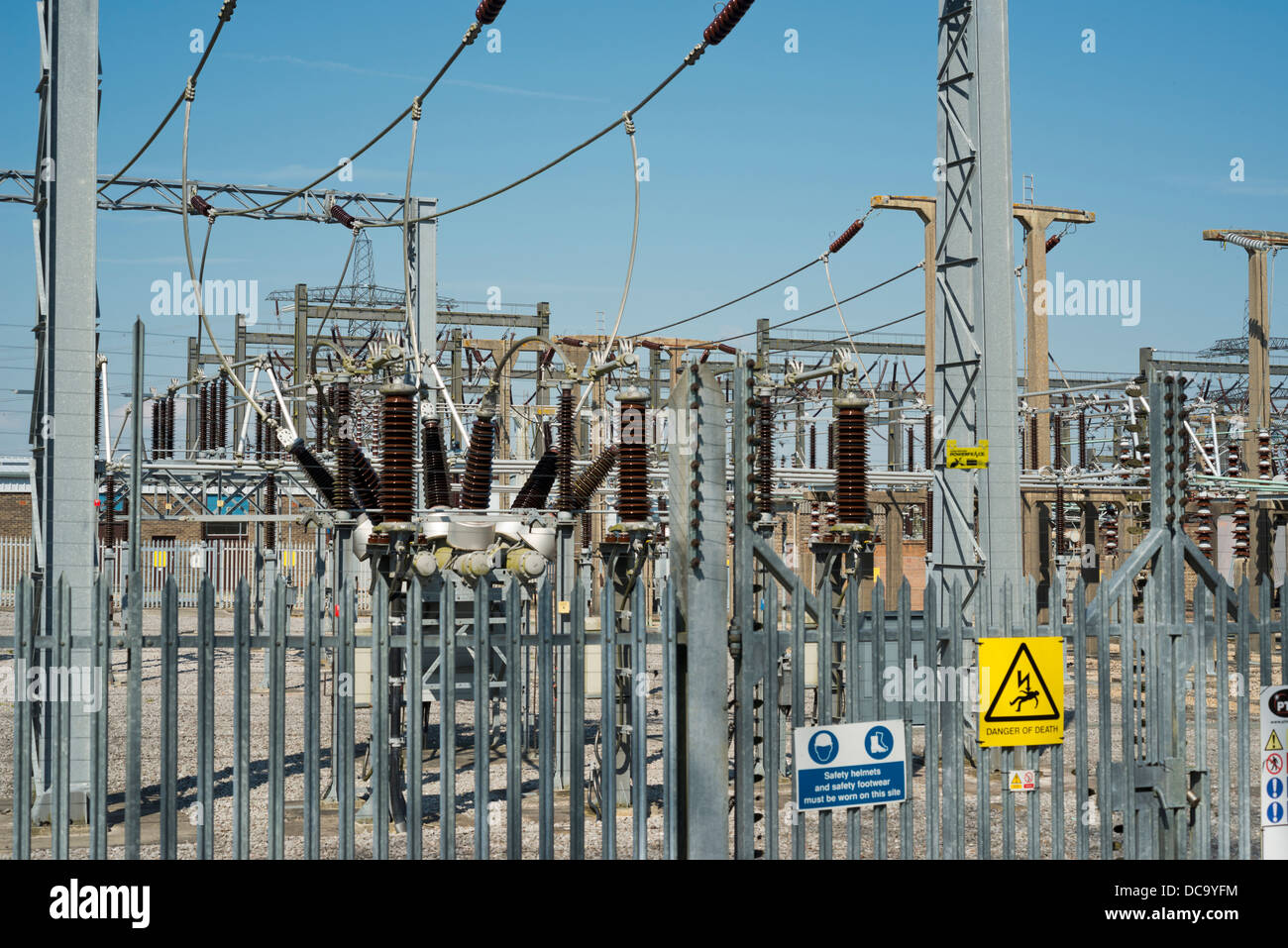 Poste électrique haute tension Bolney. Réseau d'électricité. Banque D'Images