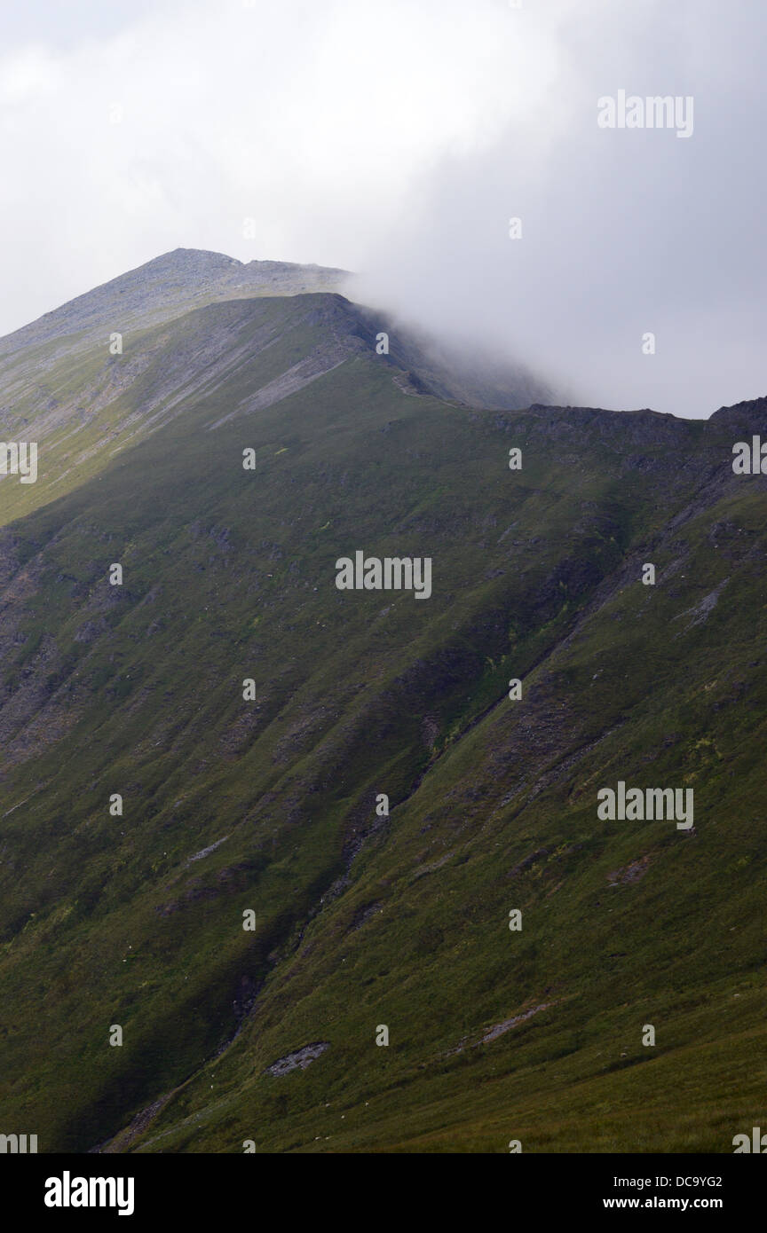 Le Welsh Mountain Elidir Fawr dans la moitié Cloud vu depuis le sentier sur Bwich y Brecan Banque D'Images