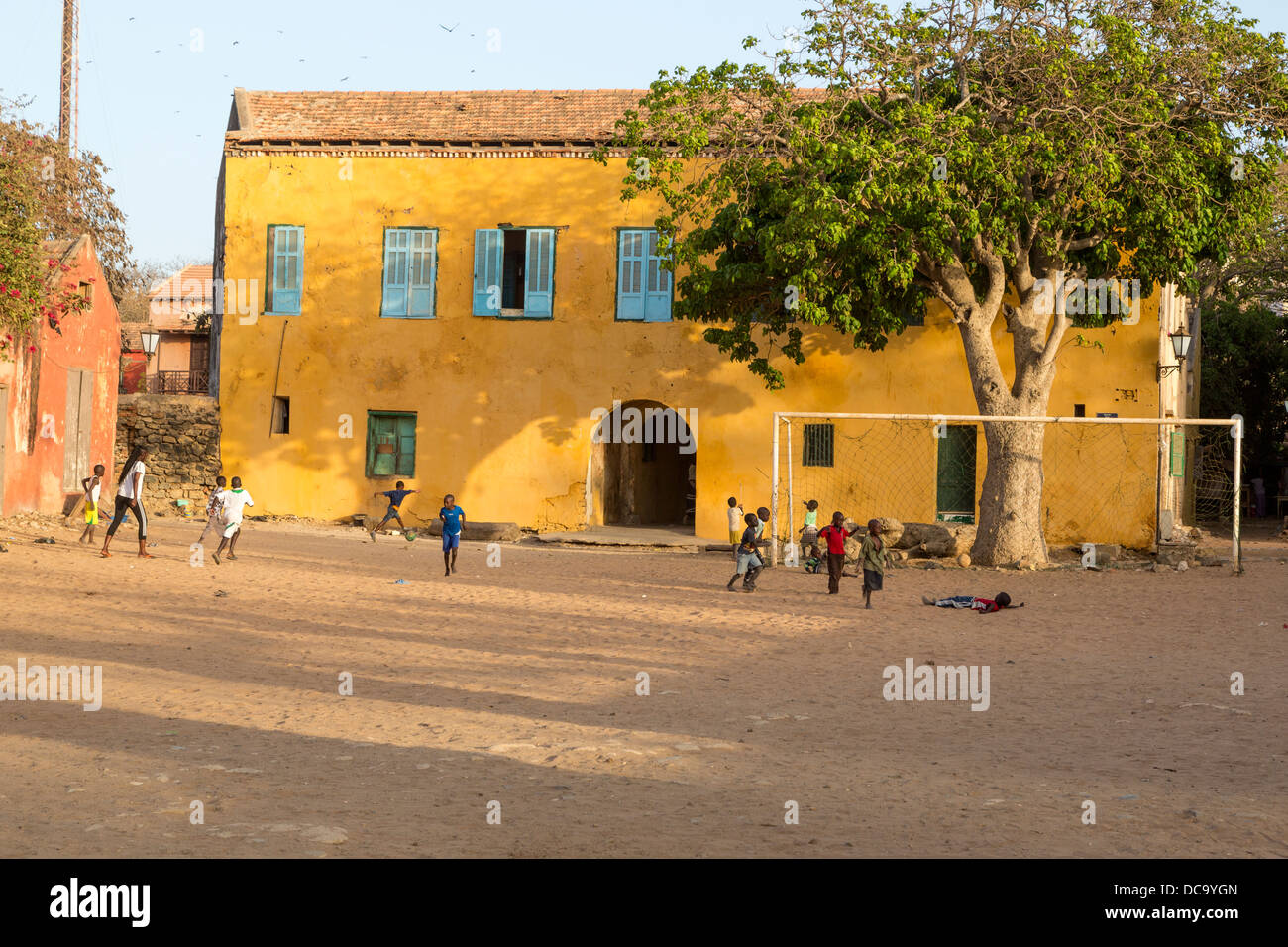 Enfants jouant au football dans l'après-midi, l'île de Gorée, au Sénégal. Banque D'Images