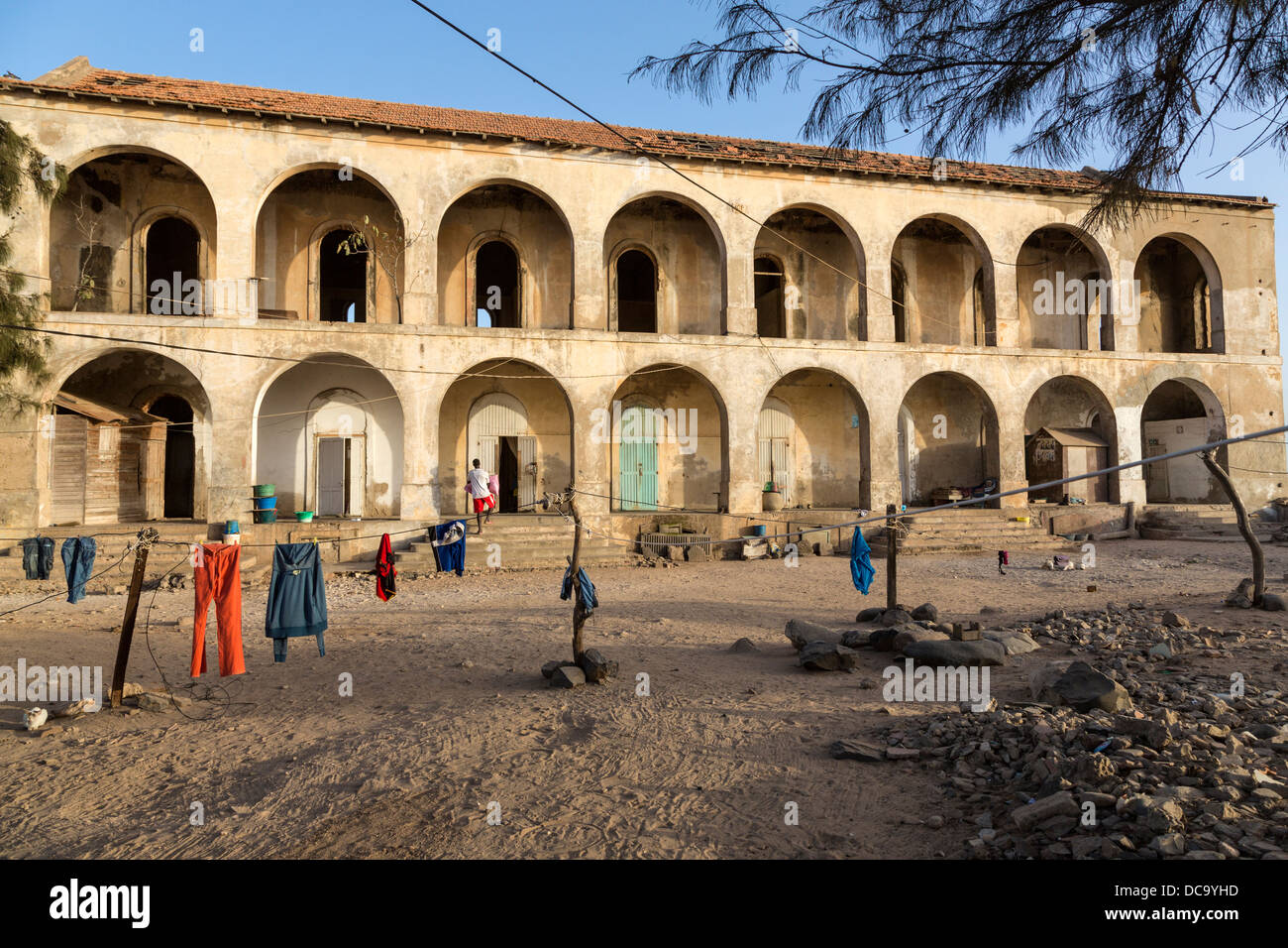 Ancien hôpital abandonné de l'époque coloniale française, aujourd'hui habité par des résidents locaux. L'île de Gorée, au Sénégal. Banque D'Images