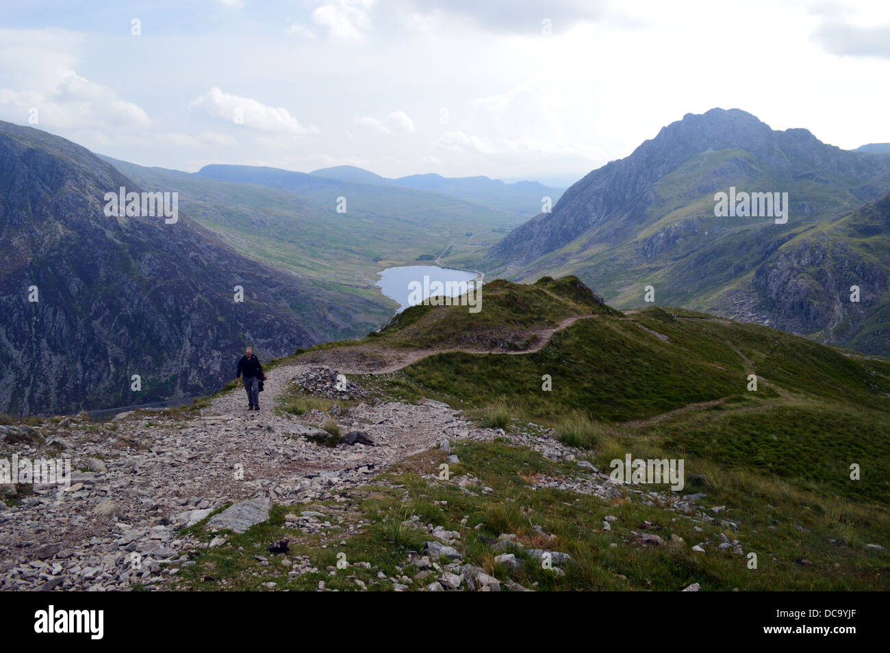 Sentier de la crête de Walker sur l'approche du sommet de l'Welsh Mountain Y Garn avec Lyn Ogwen Tryfan et dans l'arrière-plan Banque D'Images