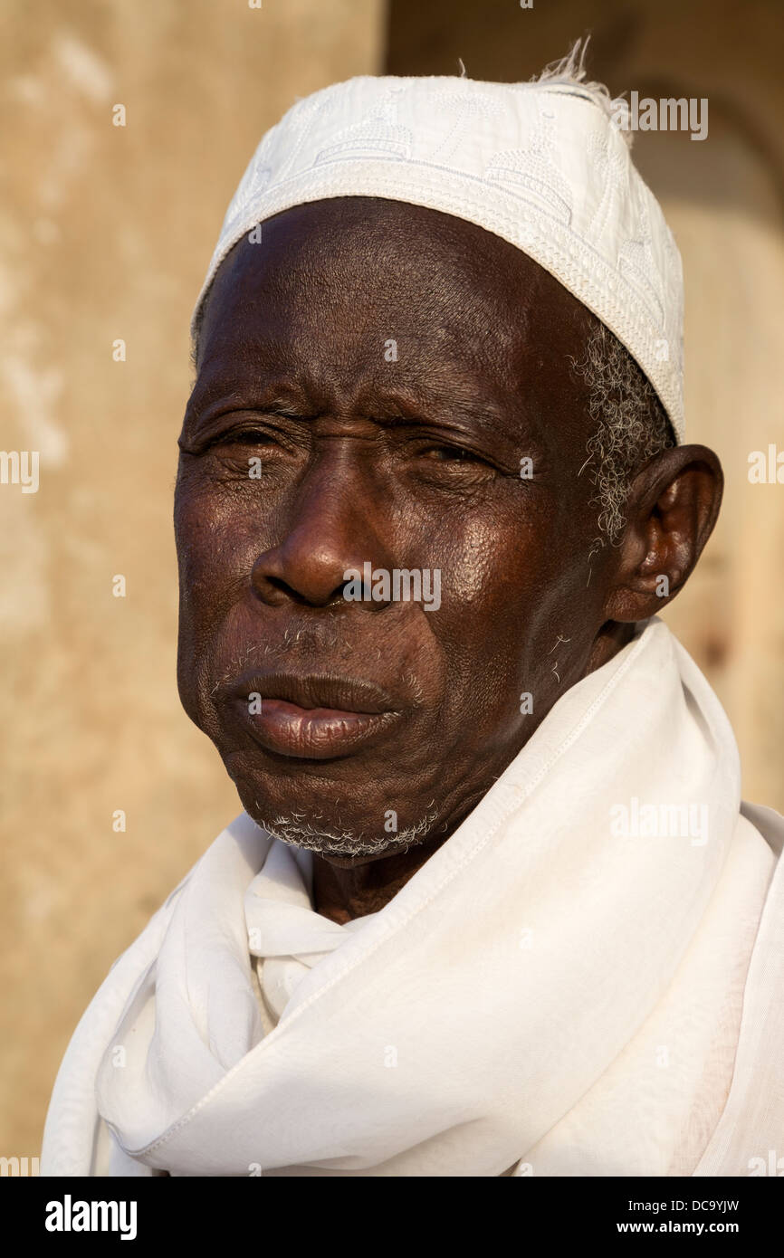 Oumar Bari, l'un des résidents de l'hôpital abandonné datant de l'époque coloniale française, l'île de Gorée, au Sénégal. Banque D'Images