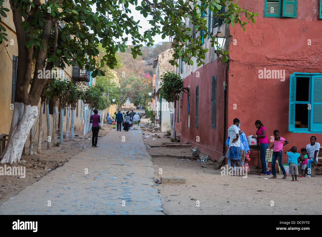 Scène de rue, l'île de Gorée, au Sénégal. Banque D'Images