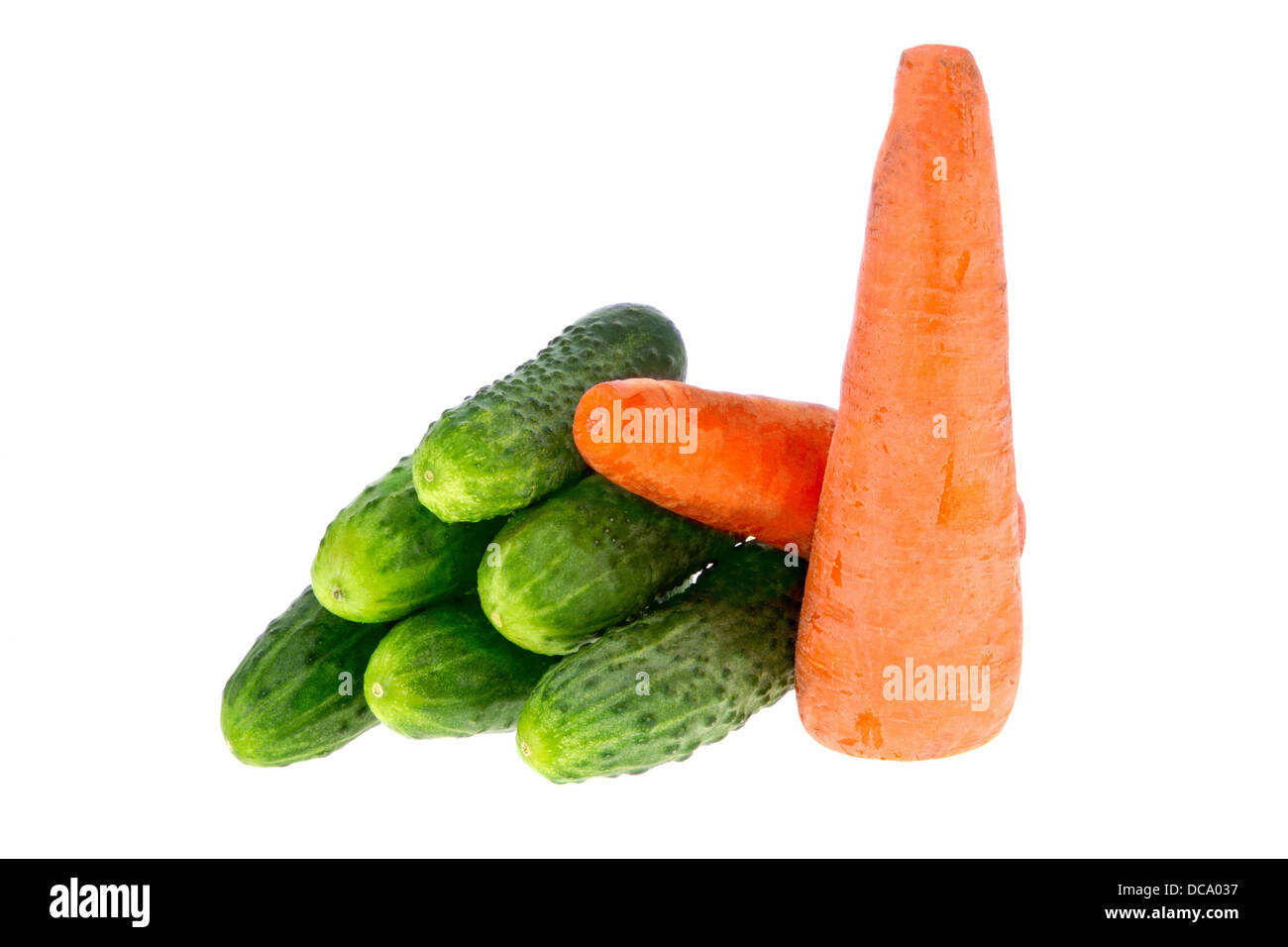 Les concombres et les carottes mûres sur un fond blanc Banque D'Images