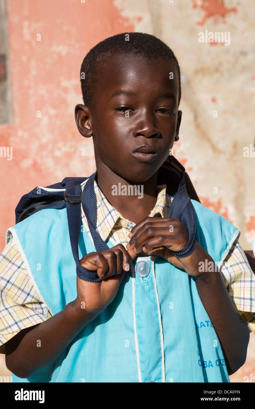 Jeunes sénégalais Garçon sur son chemin de l'école. L'île de Gorée, au Sénégal. Banque D'Images