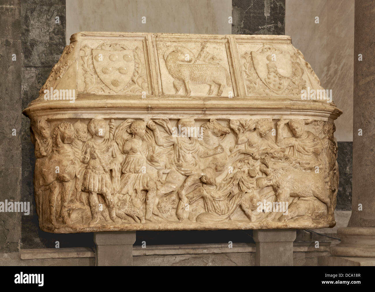 L'intérieur du baptistère de Florence, un sarcophage romain antique représentant une chasse aux sangliers. Le couvercle est médiévale, avec des reliefs de Banque D'Images