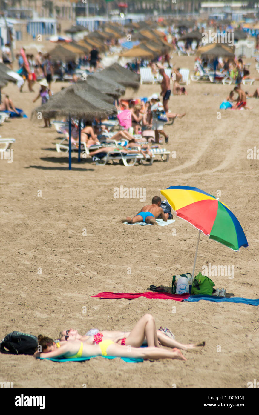 Les personnes bénéficiant de l'été dans la plage Malvarrosa urbain, Valencia, Espagne Banque D'Images