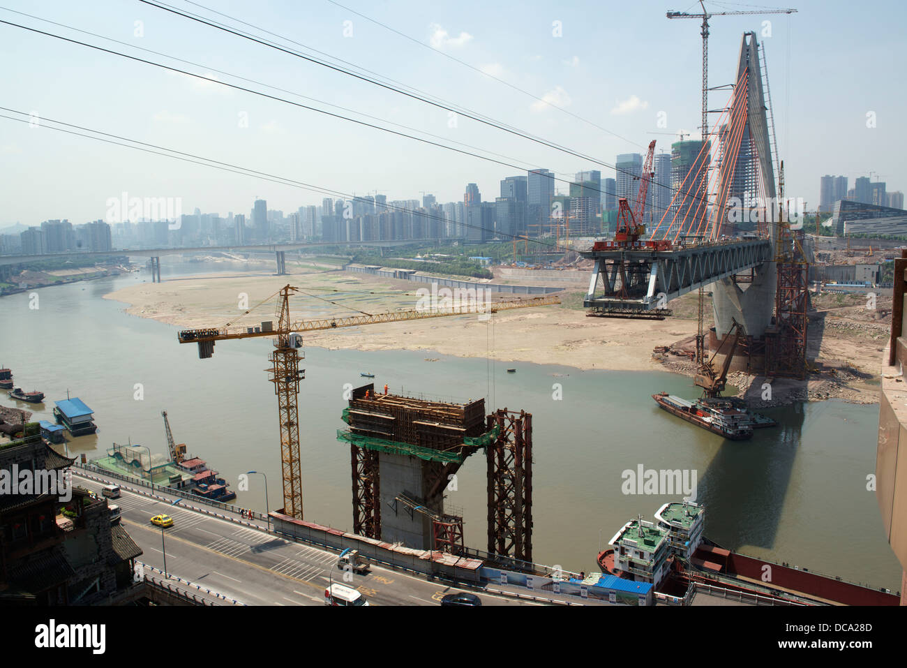 Le qiansimen bridge en construction sur la rivière jialing à Chongqing, Chine. 10-mai-2013 Banque D'Images