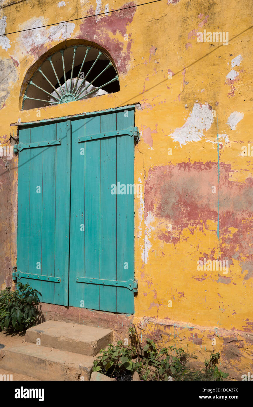 Aqua fermé porte, résidence privée, l'île de Gorée, au Sénégal. Banque D'Images