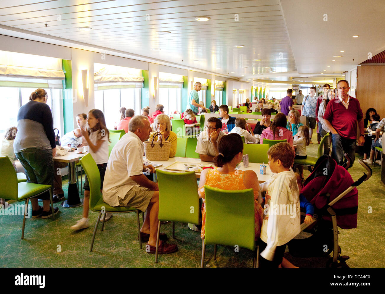 Les passagers de manger dans le café restaurant à bord du car-ferry transmanche MyFerryLink 'Berliotz' Banque D'Images