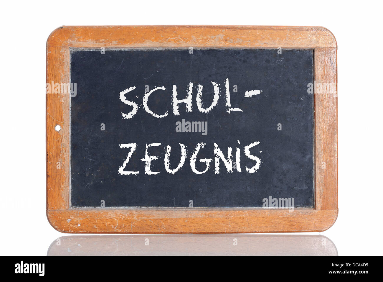 Vieux tableau noir ardoise avec le mot "CHUL-ZEUGNIS', l'allemand pour "école" de certificat Banque D'Images