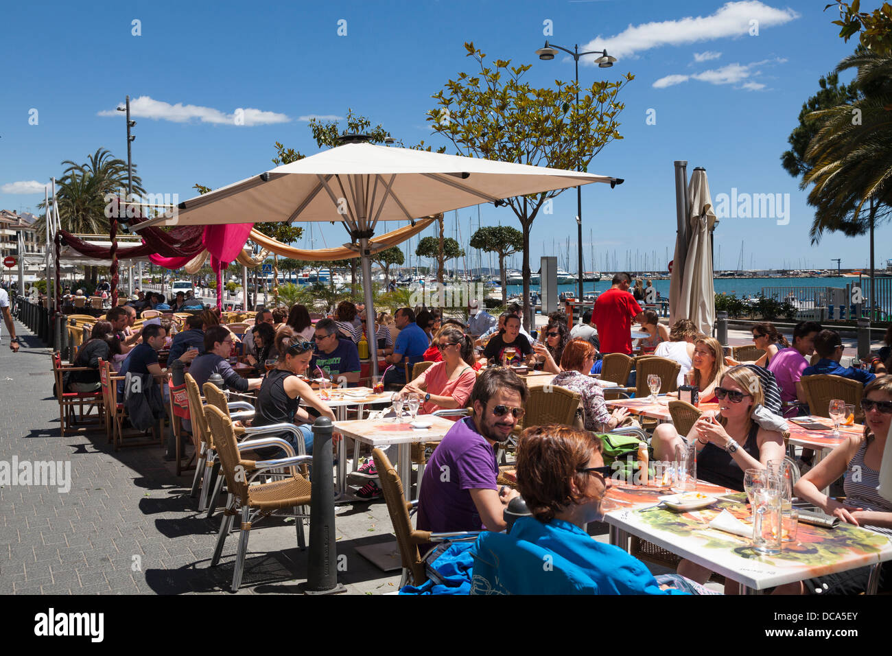 Clients au café de la rue bar sur la promenade à Cambrils Banque D'Images