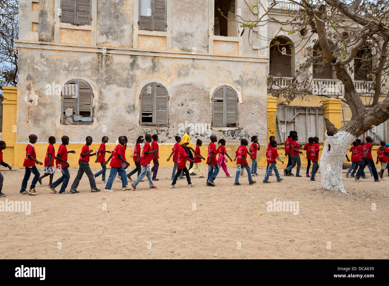 Les enfants de l'école de visiter l'île de Gorée, au Sénégal. La marche par l'abandon de domicile du gouverneur de la colonie française. Banque D'Images