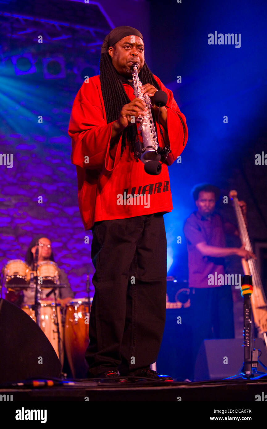 Courtney Pine, musicien de jazz jouant la clarinette sur scène à Brecon Jazz Festival 2013 Banque D'Images