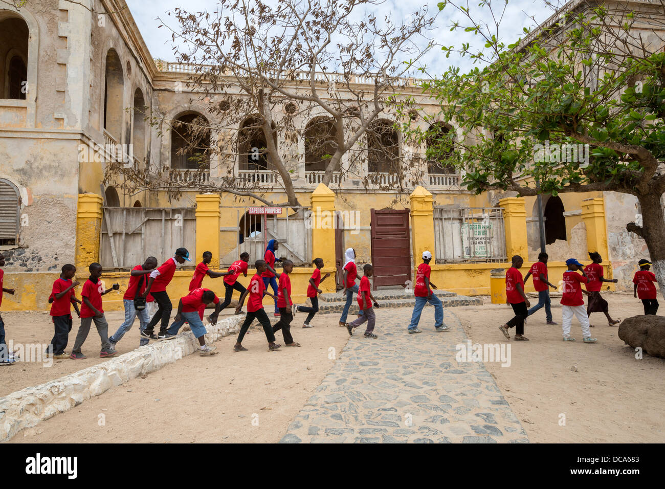 Les enfants de l'école de visiter l'île de Gorée, au Sénégal. La marche par l'abandon de domicile du gouverneur de la colonie française. Banque D'Images