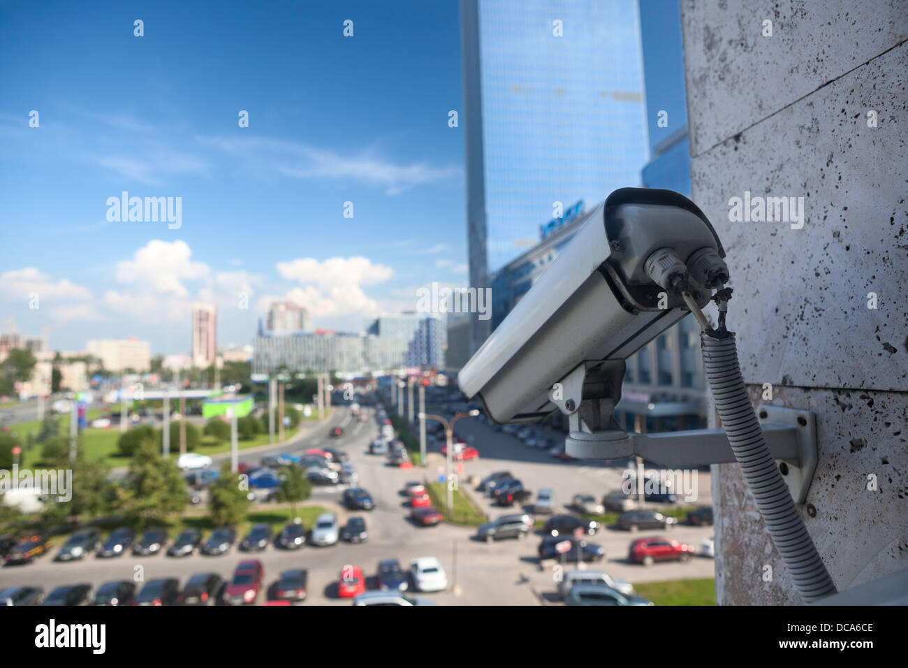 Caméra vidéo surveillance sur un mur à la zone de stationnement dans la rue Banque D'Images