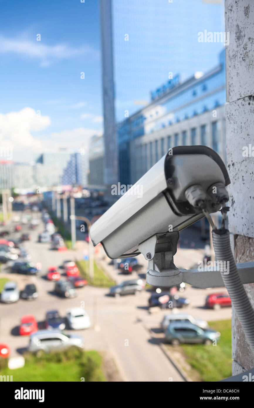 Caméra vidéo surveillance sur un mur à la rue de la ville Banque D'Images