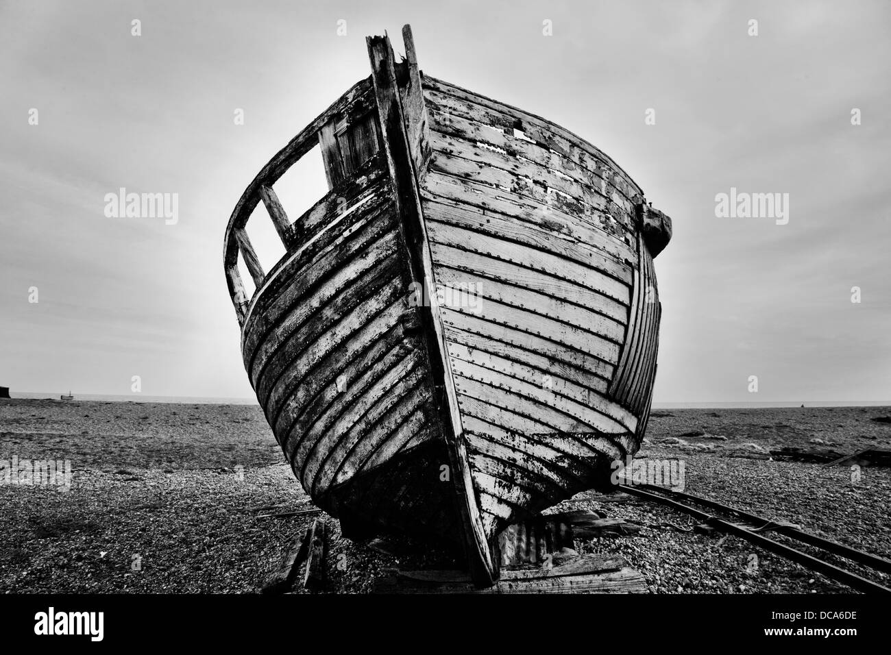 Vieux bateau à Dungeness, dans le Kent. Noir et blanc. Banque D'Images