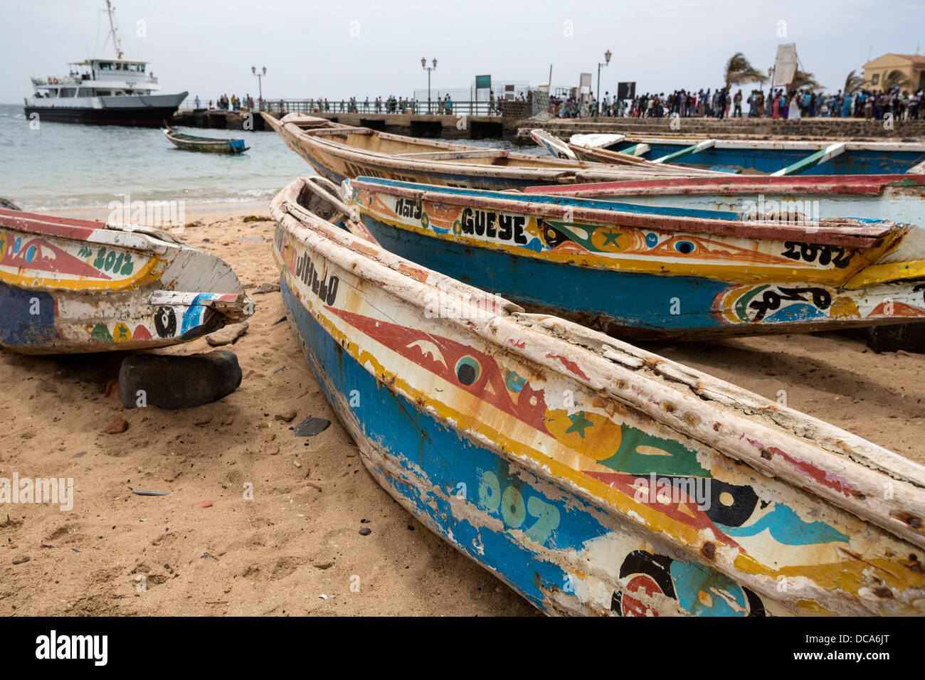 Bateaux de pêche sur la plage, Dakar-Goree ferry dans l'arrière-plan. L'île de Gorée, au Sénégal. Banque D'Images