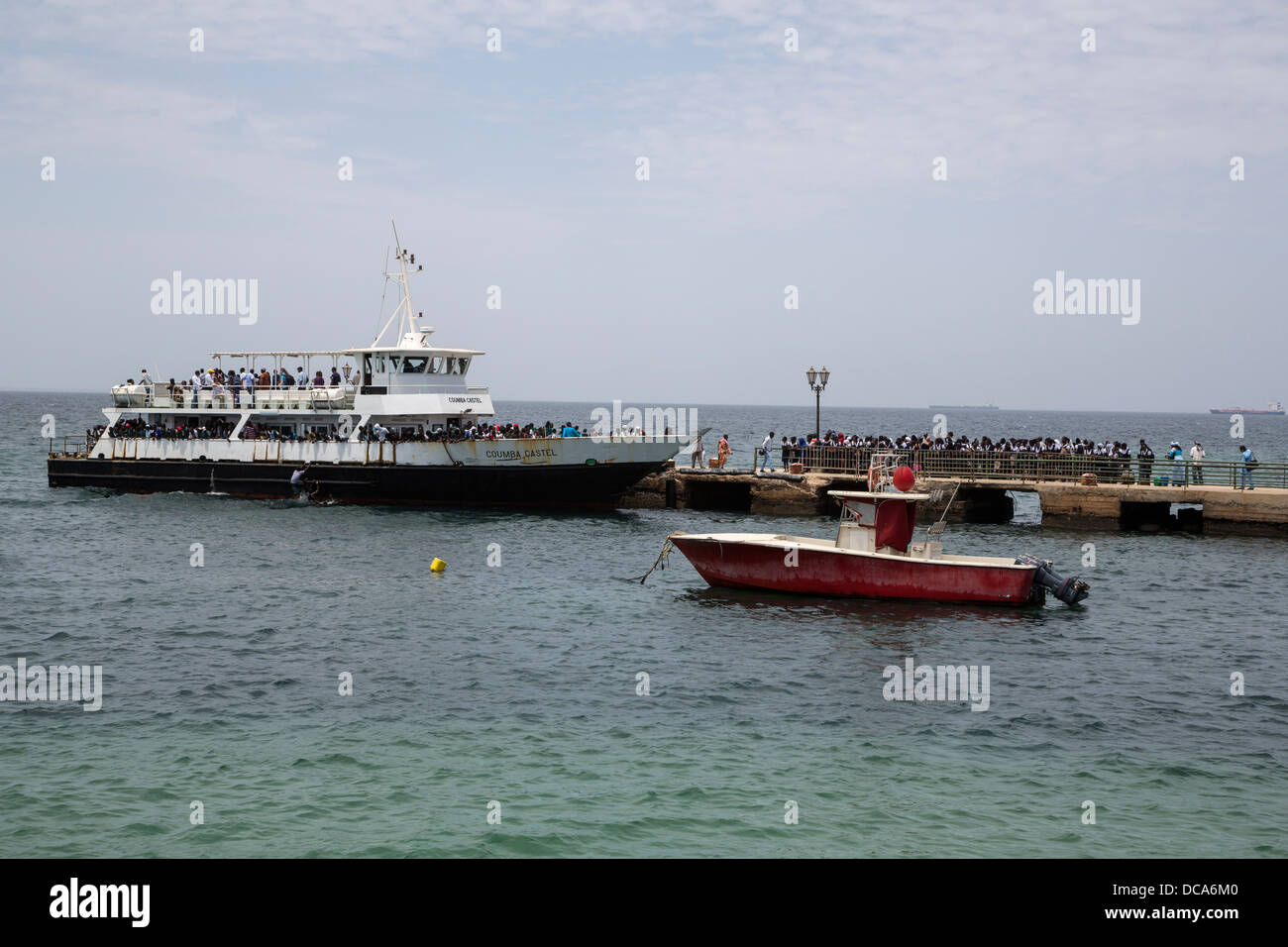 L'arrivée des ferries de Dakar ; retourner les passagers qui attendent sur le quai d'embarquement. L'île de Gorée, au Sénégal. Banque D'Images