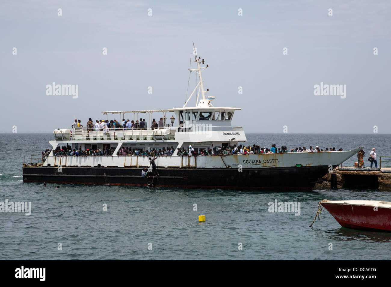 Ferry en provenance de Dakar, l'île de Gorée, au Sénégal. Banque D'Images