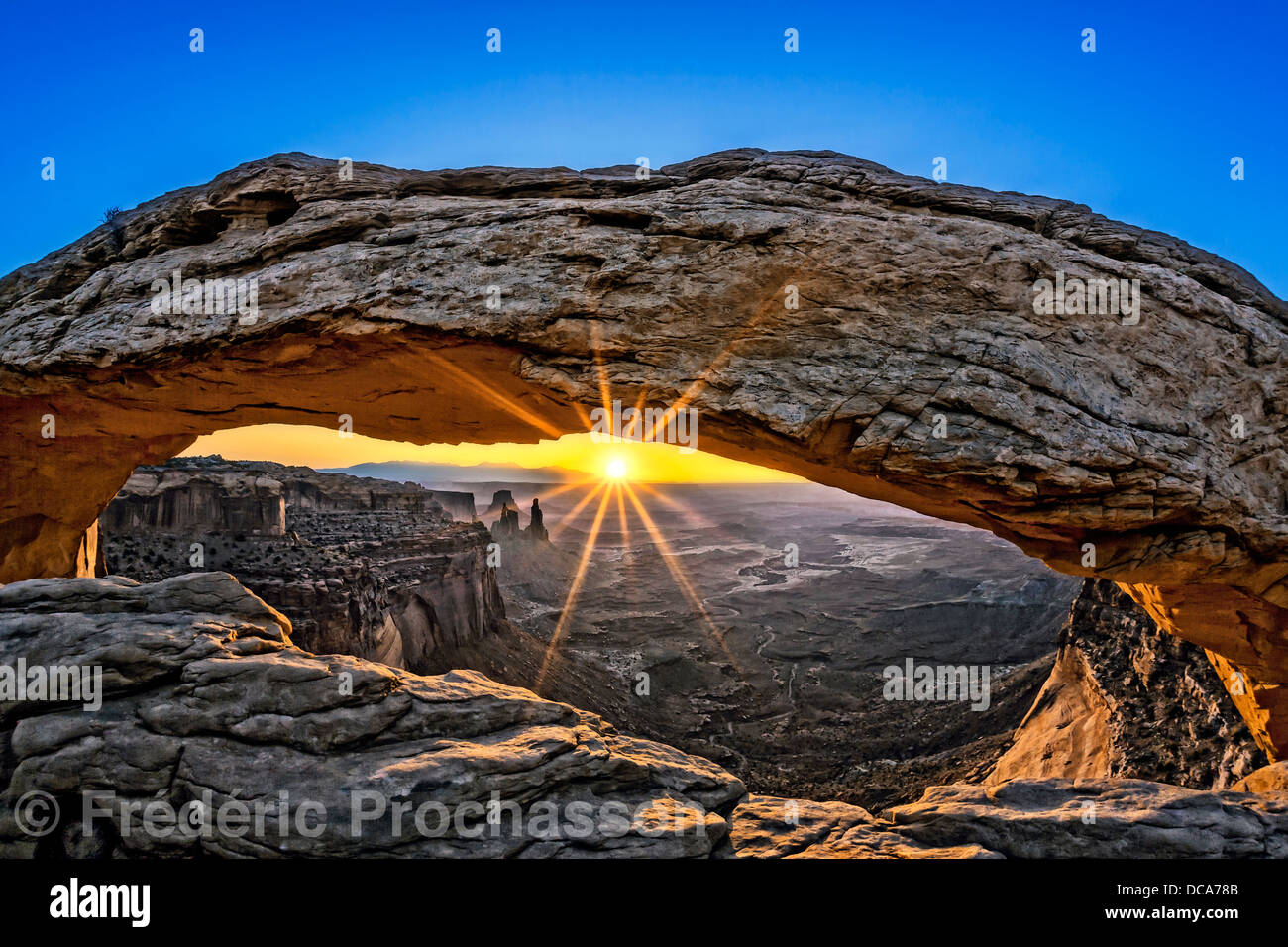 Célèbre mesa arch au coucher du soleil Banque D'Images