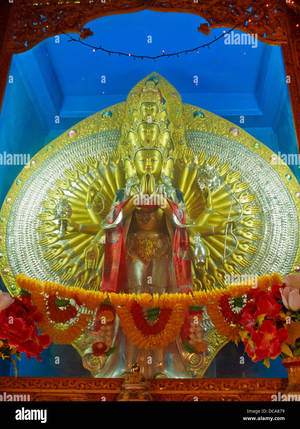 Une statue de bodhisattva remis dans un temple à Leh Banque D'Images