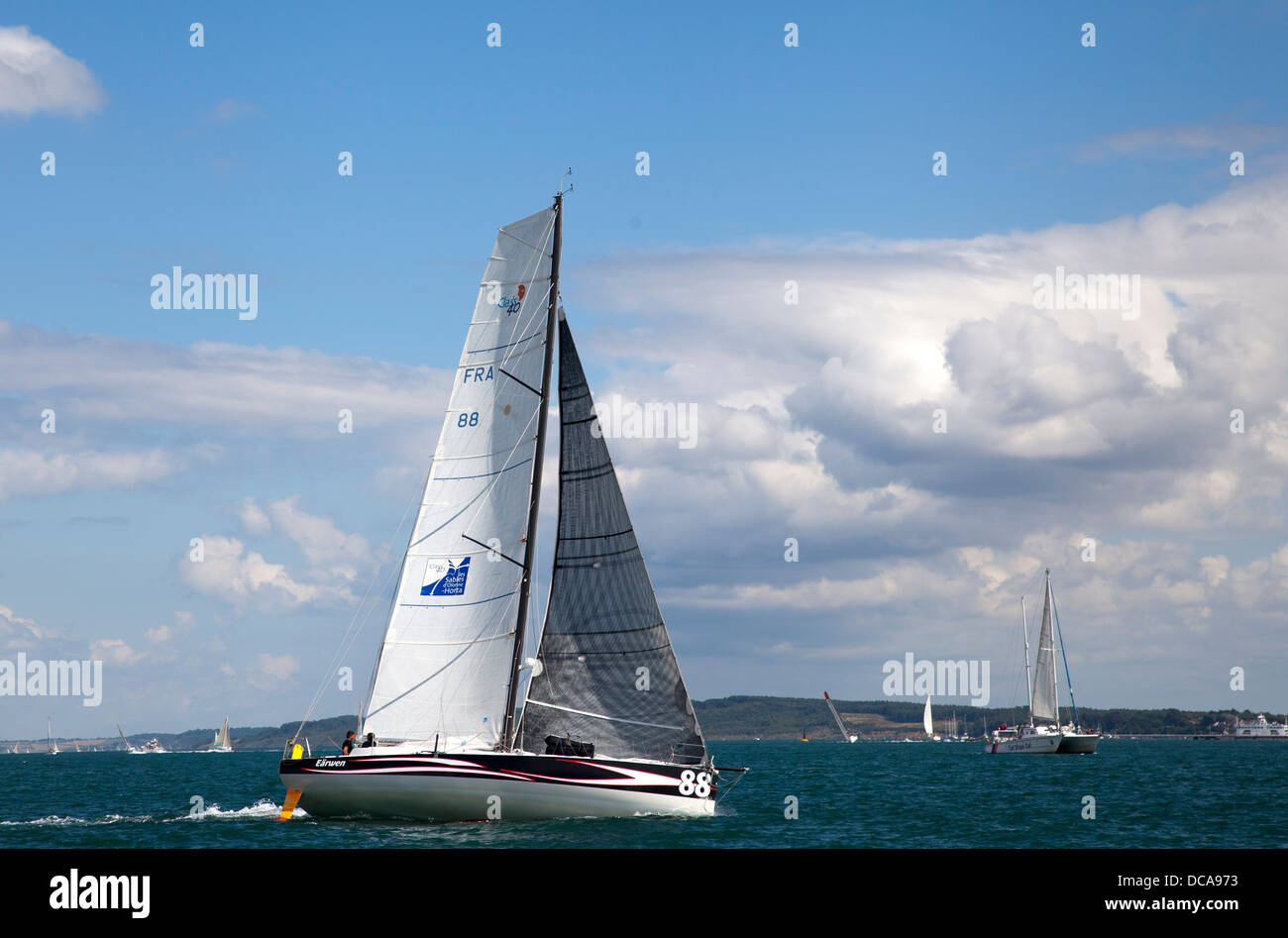 Le yacht français Earwen concurrentes dans la Rolex Fastnet Race 2013 l'arrondissement Hurst Spit Keyhaven Hampshire Banque D'Images