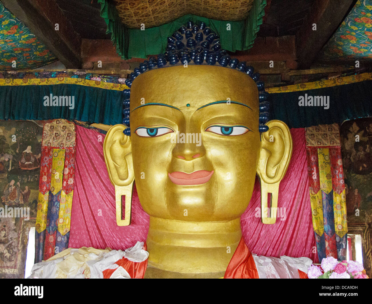 Grande statue de Bouddha Sakyamuni faite de cuivre plaqué or a consacré le Shey Gompa Banque D'Images