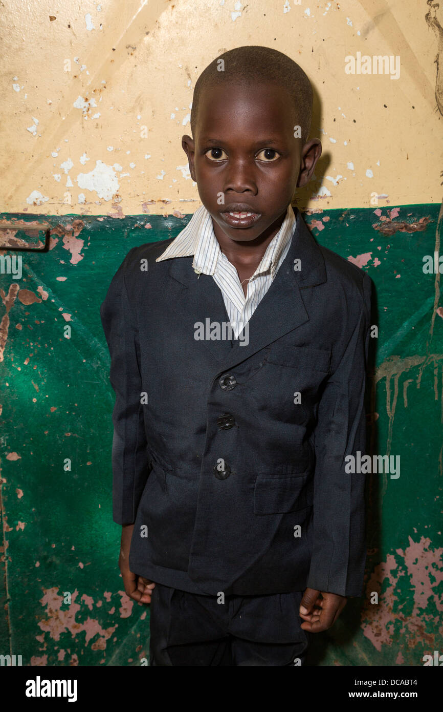 Jeune garçon sénégalais dans un costume, l'île de Gorée, au Sénégal. Banque D'Images