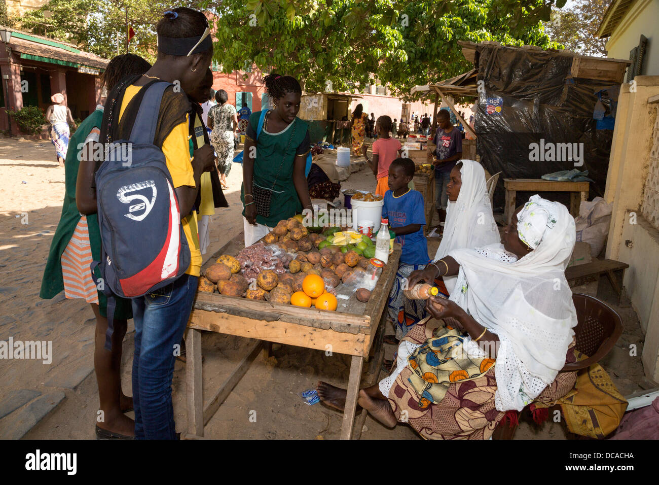 L'achat de mangues sénégalais ou Madda (Maad en wolof) Fruits à un stand de fruits, l'île de Gorée, au Sénégal. Banque D'Images