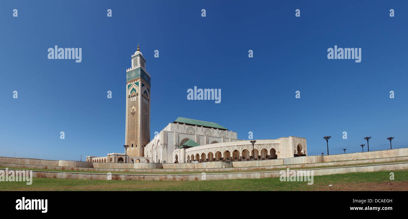 L'extérieur de la mosquée Hassan II avec fond de ciel bleu, Casablanca, Maroc (Panorama) Banque D'Images