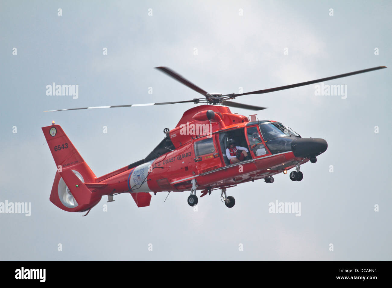 Les aviateurs de l'US Air Force à partir de la 177e Escadre de chasse, New Jersey Air National, et d'un sauvetage d'un équipage de l'hélicoptère Dauphin HH-65C des US Coast Guard Air Station Atlantic City a participé à un exercice de formation conjointe en République de port, N.J. le 9 août. Banque D'Images