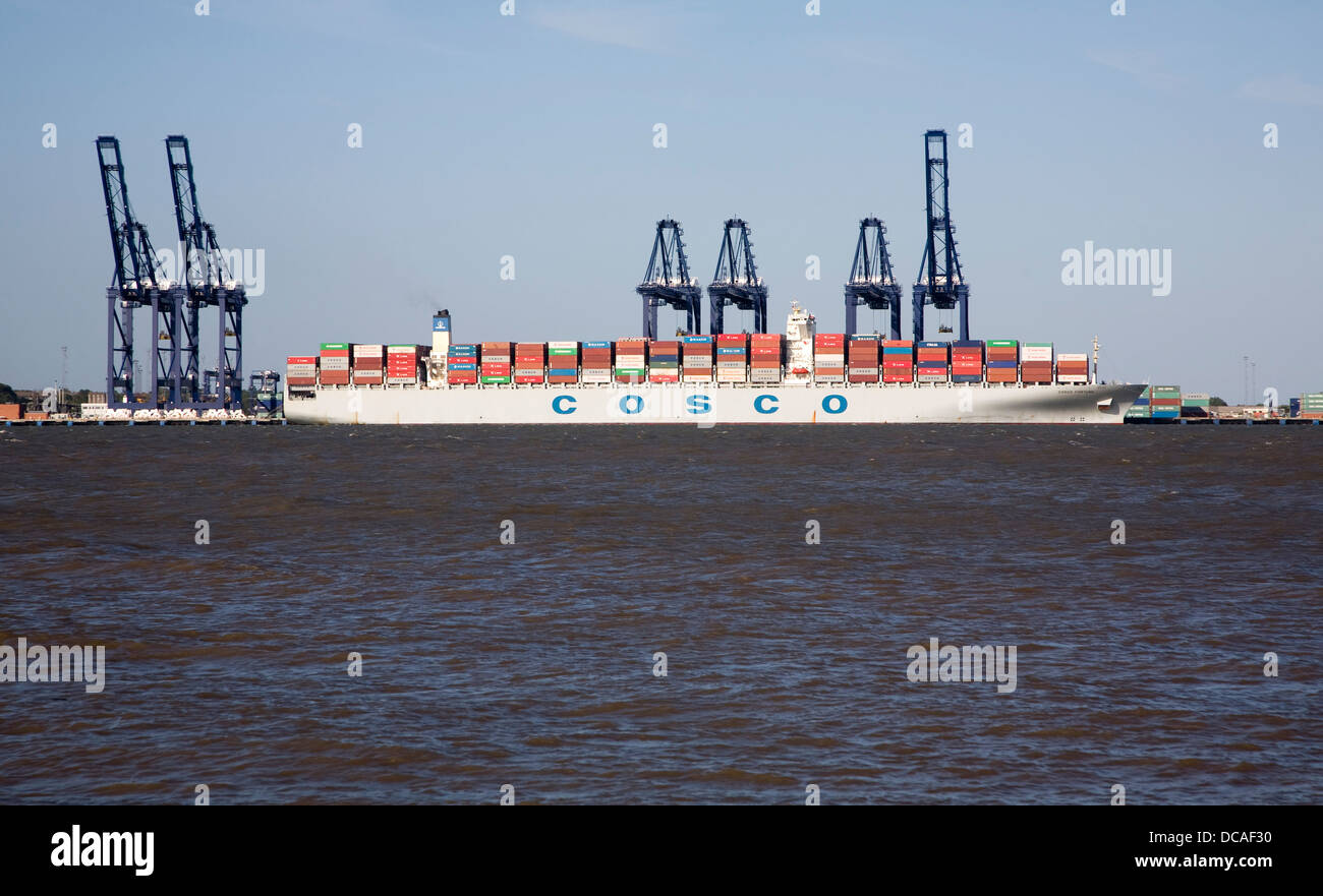 Cosco container ship port de Felixstowe, Suffolk, Angleterre Banque D'Images