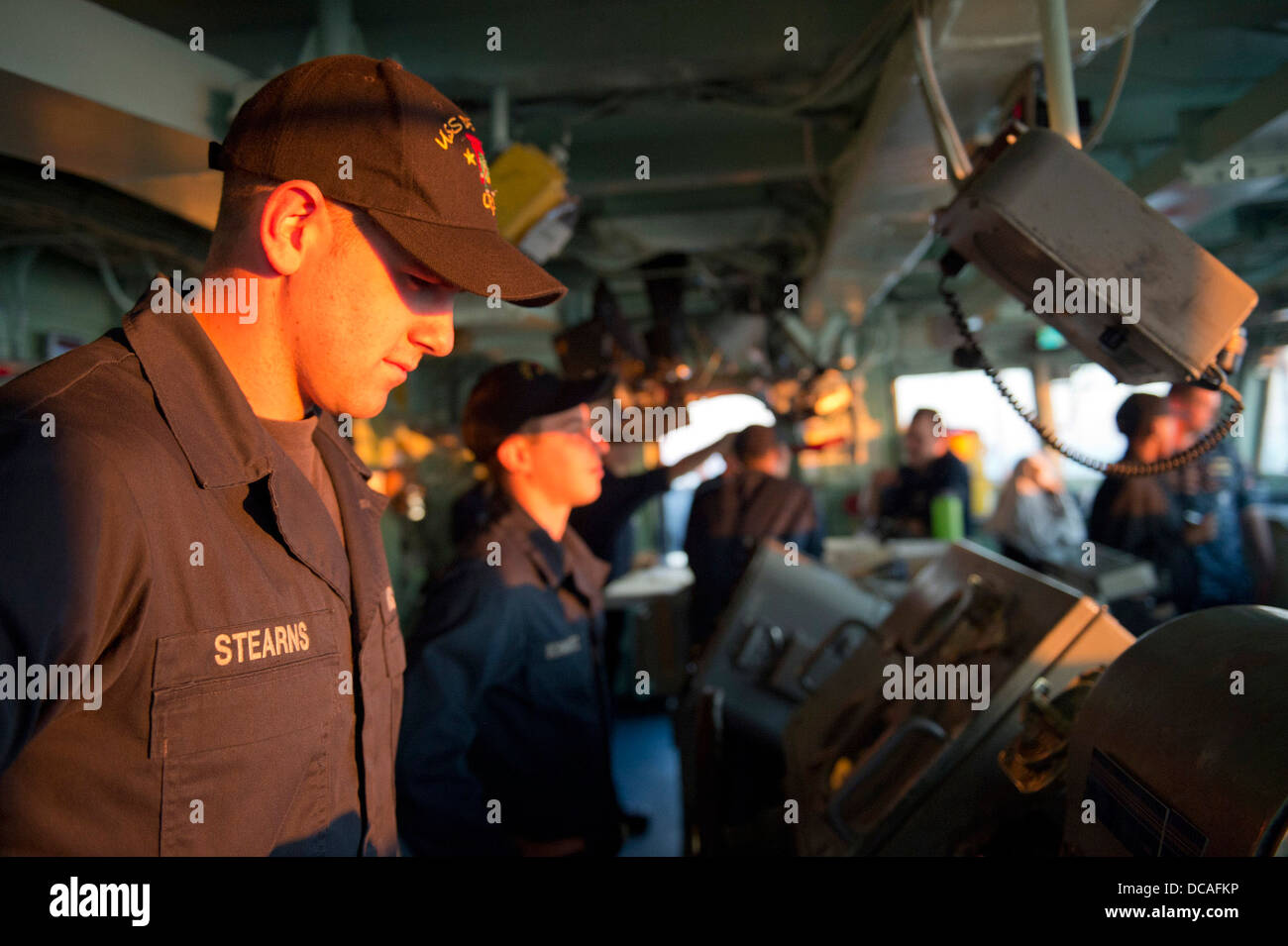 Seaman Scott A. Stearns est veille sur la passerelle du quai de transport amphibie USS Denver LPD (9). Denver est en patrouille avec le Bonhomme Richard Groupe amphibie et, avec l'entrepris 31e MEU, participe actuellement à la certification exer Banque D'Images