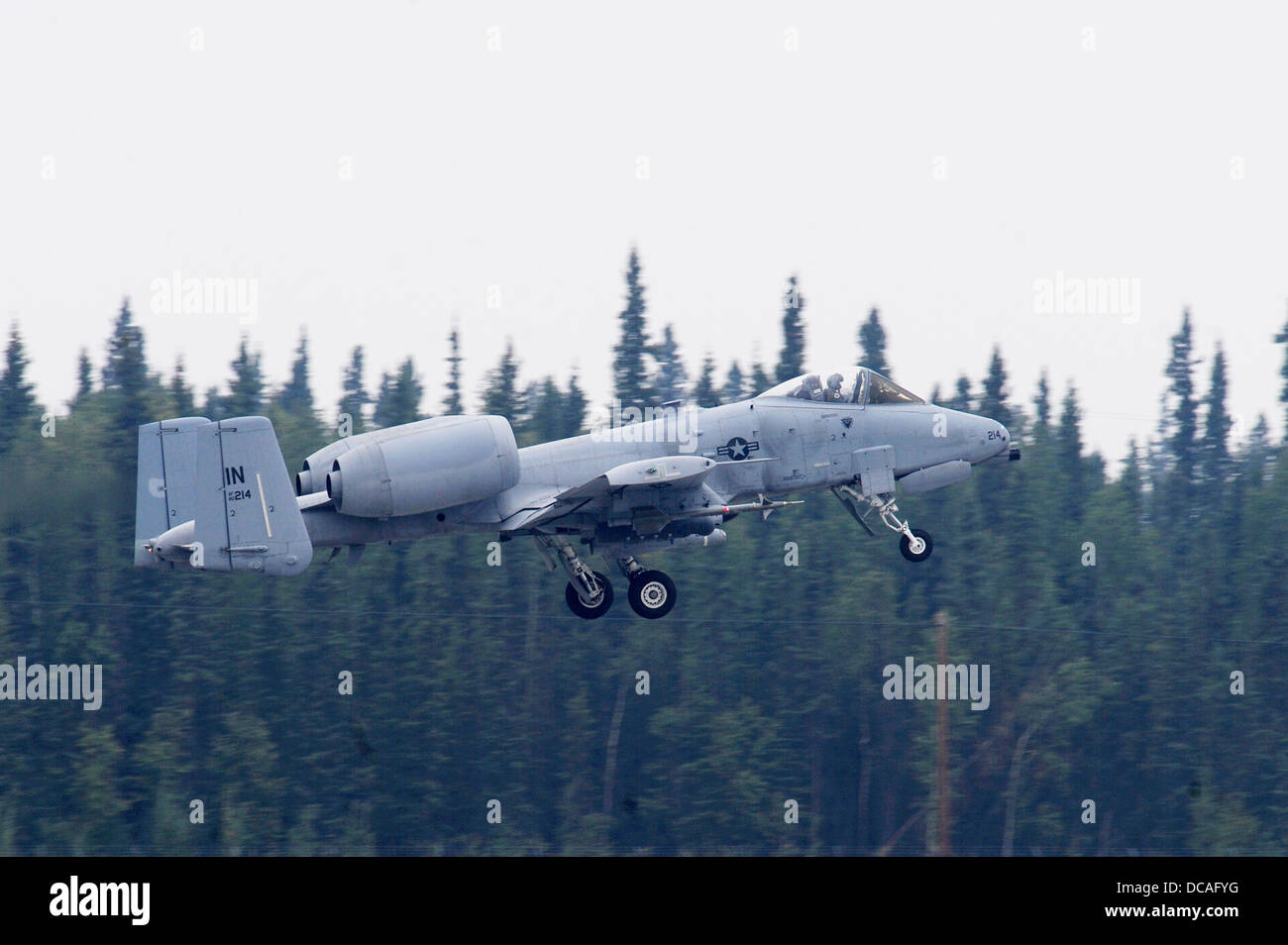Un A-10 Thunderbolt II attribué à 122e Escadre de chasse, 163e Escadron de chasse, Fort Wayne, Ind., prend son envol au cours de Red Flag Alaska 13-3, Août 12, 2013, Eielson Air Force Base, en Alaska. En général, UN-RF mène deux scénarios de combat chaque jour ; les scénarios Banque D'Images