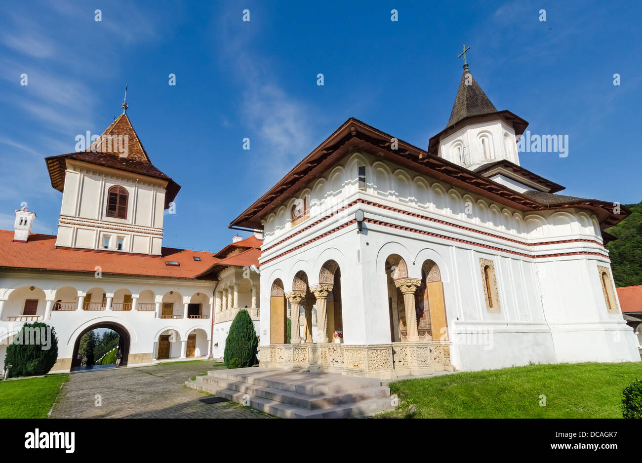 Monastère Sambata et son église orthodoxe, un monument situé près de Brasov, Roumanie. Banque D'Images