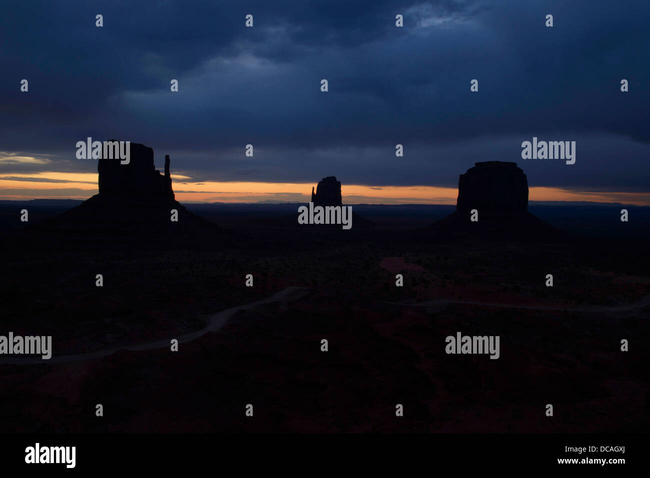 Aube dramatique à Monument Valley, Arizona-Utah frontière. Banque D'Images