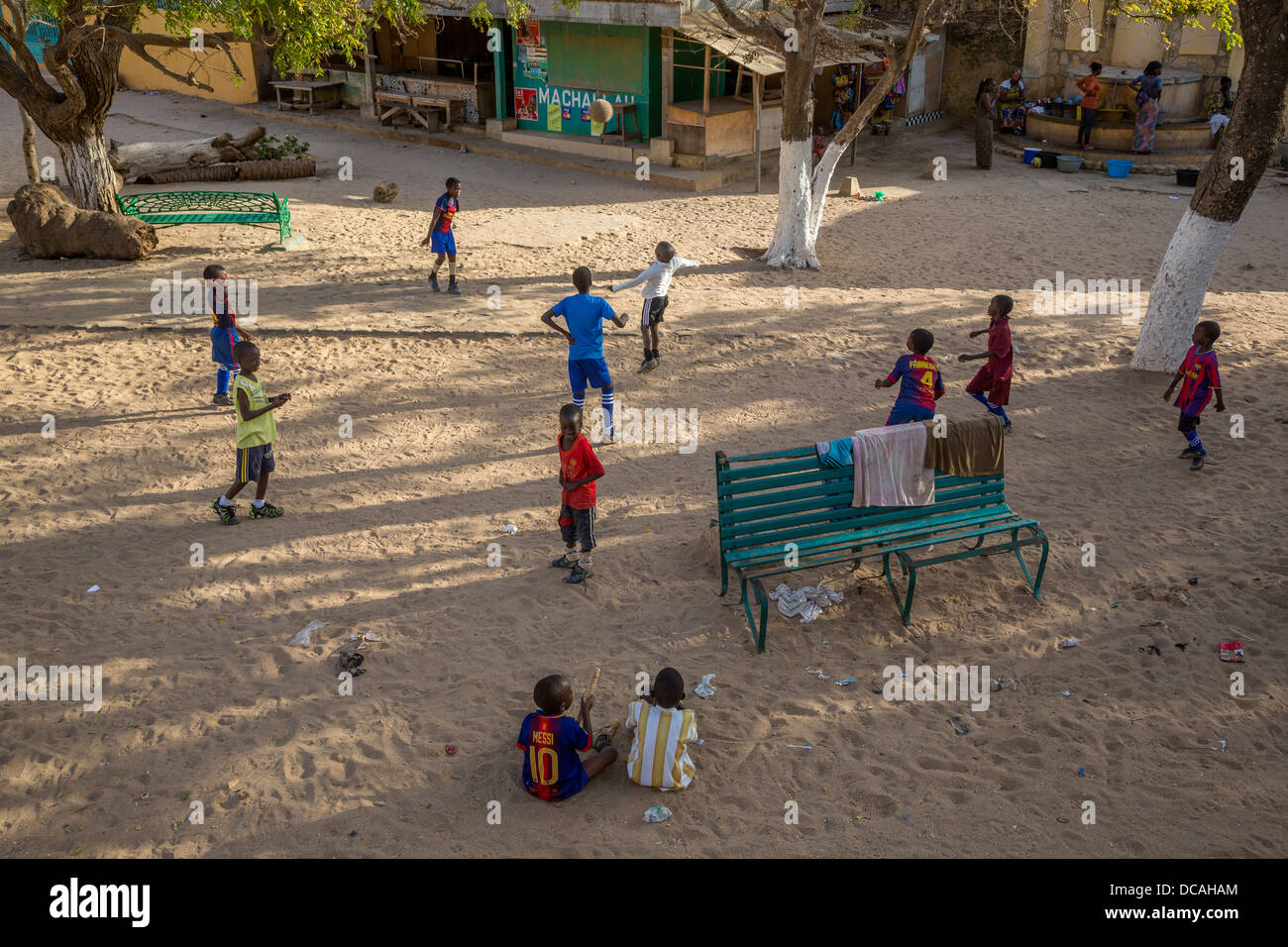 Des enfants jouent, l'île de Gorée, au Sénégal. Banque D'Images