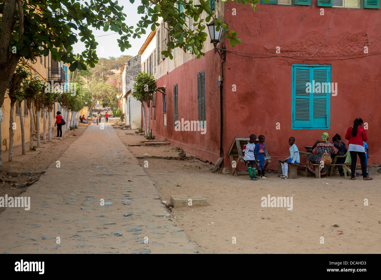 Scène de rue, l'île de Gorée, au Sénégal. Banque D'Images