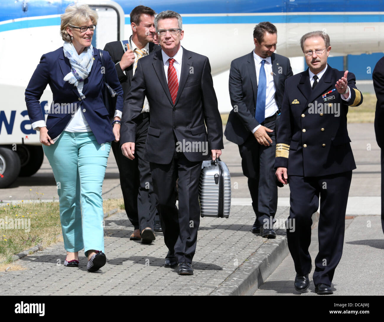 Rostock, Allemagne. 14Th Aug 2013. Le ministre allemand de la Défense Thomas de Maizière (C) et son épouse Martina de Maizière sont accueillis par le Vice-amiral en chef commande Axel Schimpf (R) à la marine allemande Commande dans Rostock, Allemagne, 14 août 2013. Le ministre est en visite dans la commande dans le cadre de sa tournée d'été. Photo : BERND WUESTNECK/dpa/Alamy Live News Banque D'Images