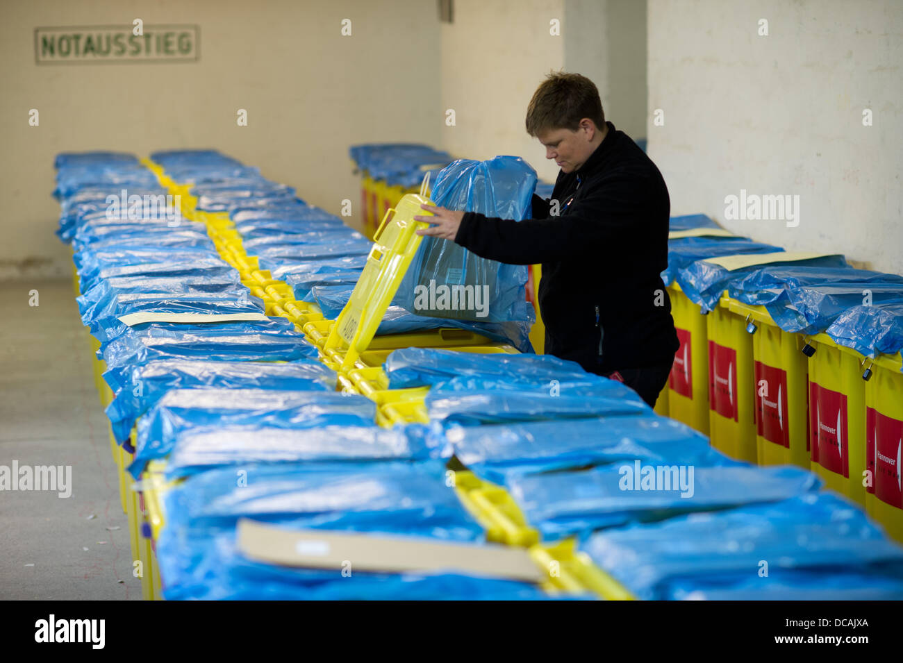 Employé Municipal Anja Gruettner lieux fournitures pour bureaux de scrutin dans des contenants pour les prochaines élections nationales allemandes dans un sous-sol à Hanovre, Allemagne, 14 août 2013. Photo : JOCHEN LUEBKE Banque D'Images