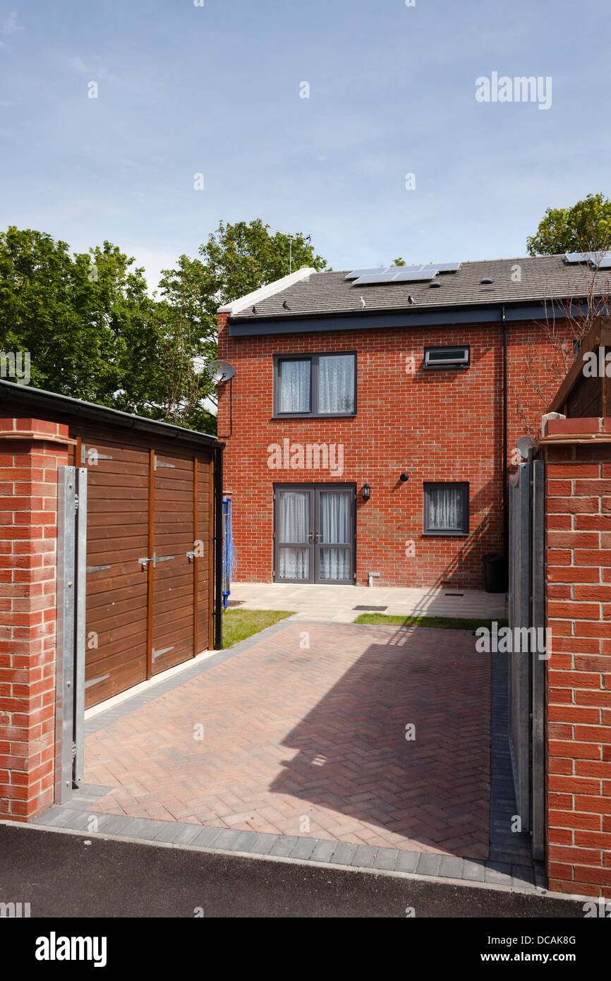 Cour arrière disque debout pour de nouveaux logements sociaux à la rue Wellington portsmouth Banque D'Images