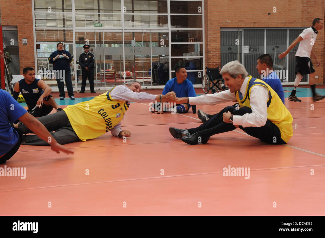 Kerry secrétaire célèbre un point avec Directeur Coldeportes Botero Banque D'Images
