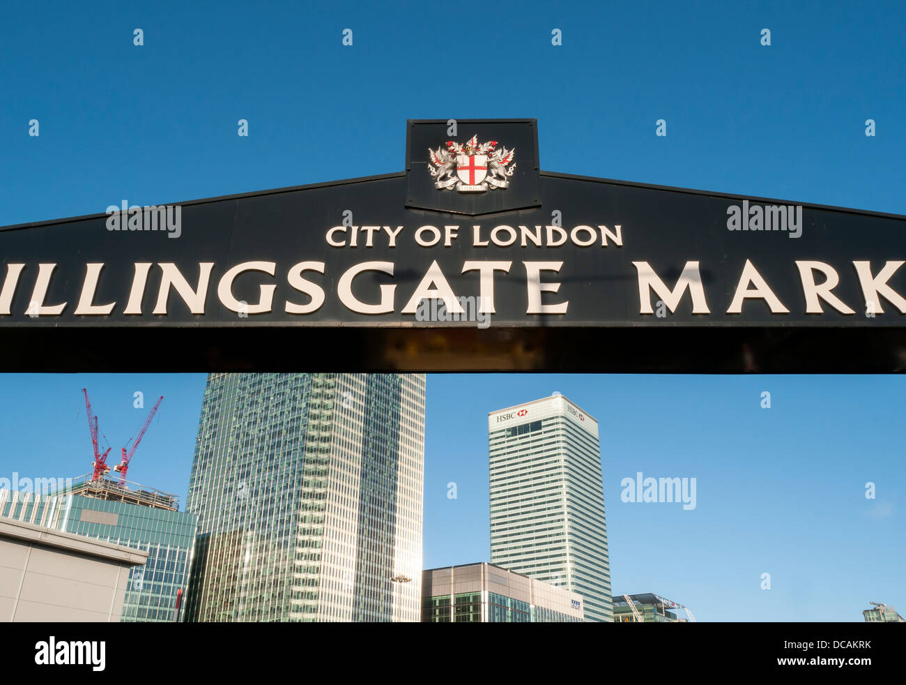 Porte de Billingsgate Fish Market avec un Churchill Place et 8 Canada Square, Canary Wharf, Isle of Dogs, London, England, UK Banque D'Images