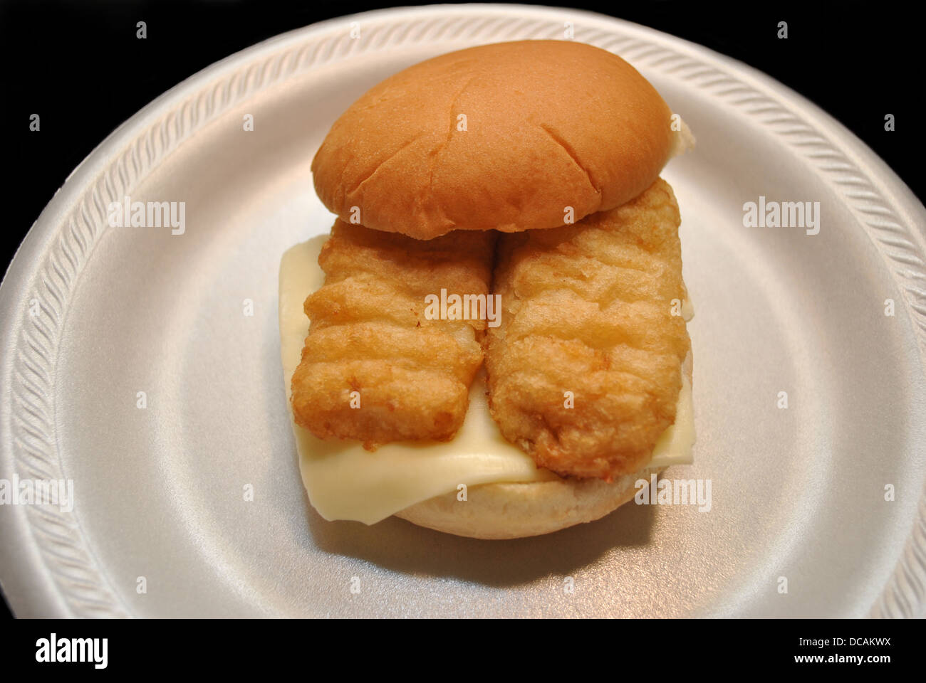 Sandwich de poisson avec une tranche de fromage américain Banque D'Images