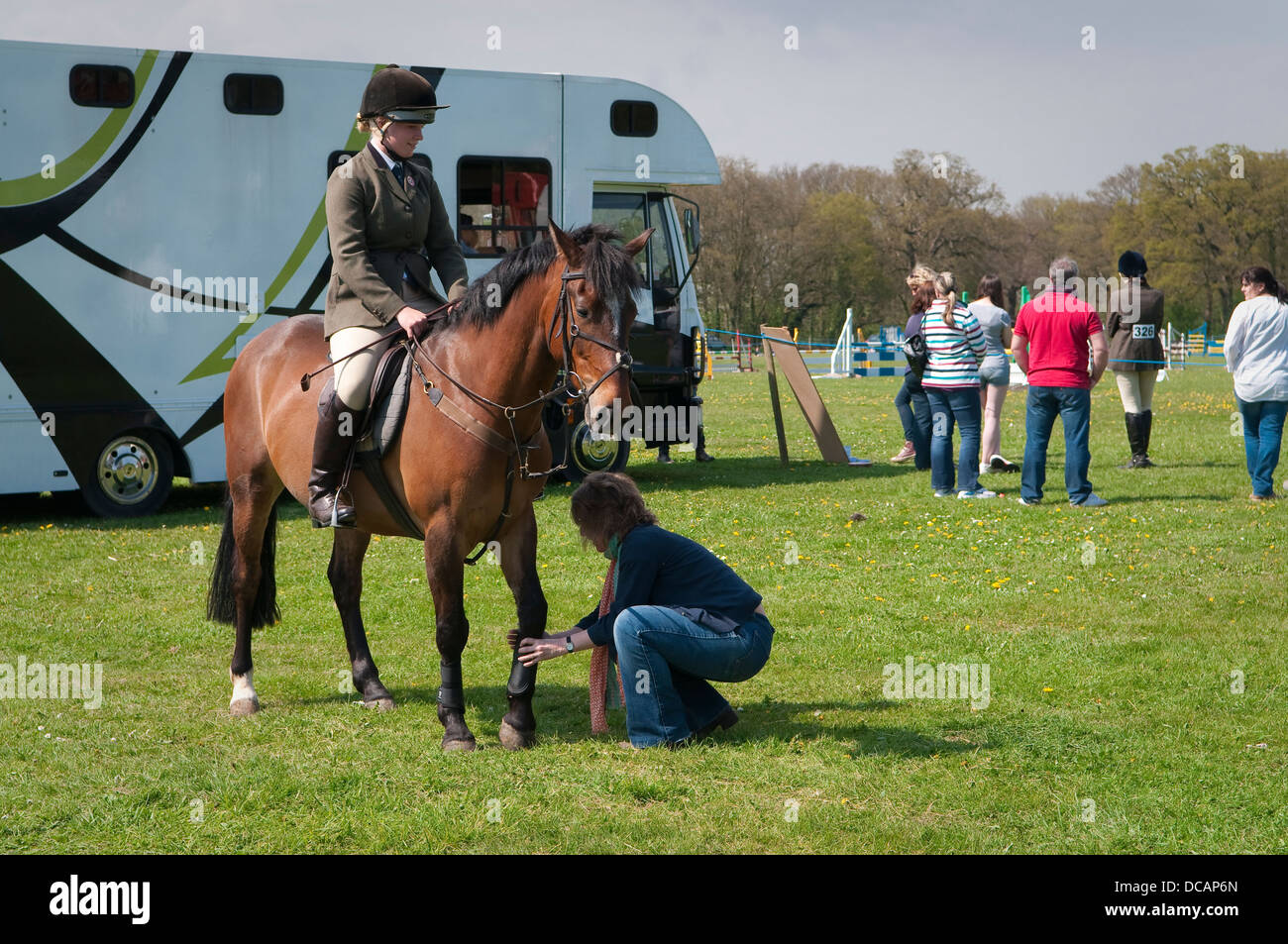 Femme horse rider la préparation à la compétition à Suffolk Horse Show de Ipswich. Banque D'Images