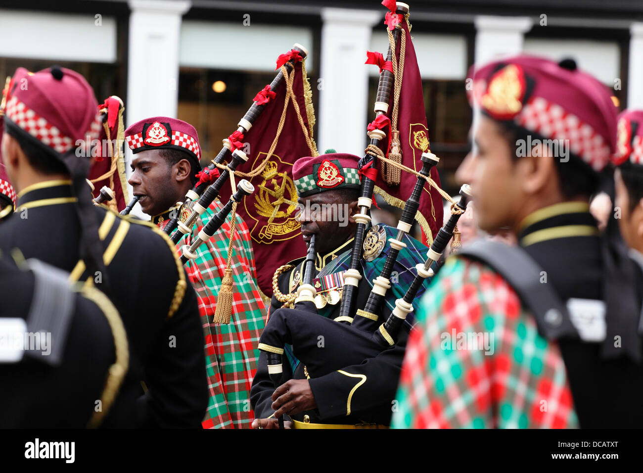 Buchanan Street, centre-ville de Glasgow, Écosse, Royaume-Uni, mercredi 14 août 2013. Le Royal Guard of Oman Pipe Band joue à Piping Live!, le Glasgow International Piping Festival, un événement qui célèbre son 10e anniversaire. Le Championnat du monde de groupes de tubes a lieu à Glasgow les samedi et dimanche 17 et 18 août 2013. Banque D'Images